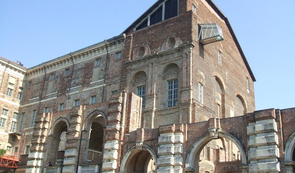 La facciata in mattoni del Castello di Rivoli, sede del Museo d'Arte Contemporanea, con il volume vetrato sul tetto