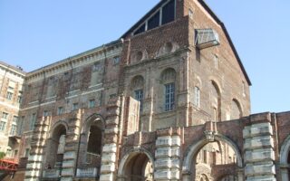 La facciata in mattoni del Castello di Rivoli, sede del Museo d'Arte Contemporanea, con il volume vetrato sul tetto