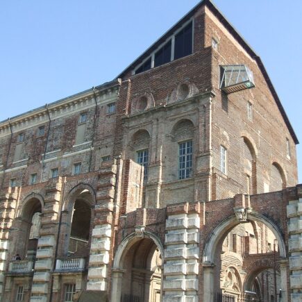 La facciata in mattoni del Castello di Rivoli, sede del Museo d'Arte Contemporanea, con il volume vetrato sul tetto