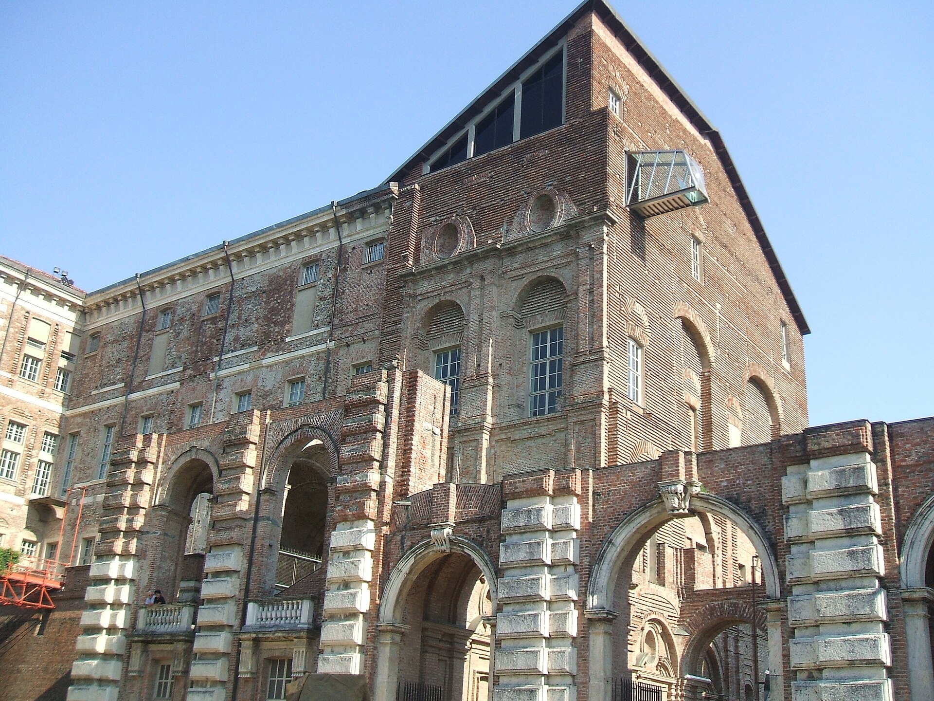 La facciata in mattoni del Castello di Rivoli, sede del Museo d'Arte Contemporanea, con il volume vetrato sul tetto