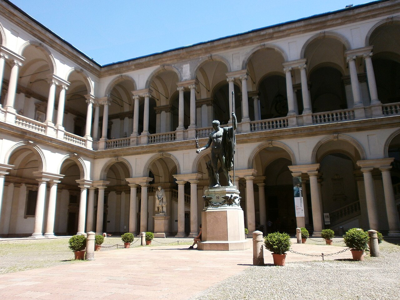 Il cortile porticato del Palazzo di Brera a Milano con la statua bronzea di Napoleone al centro