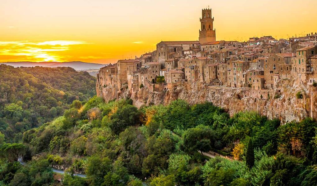 Pitigliano città d'arte al tramonto