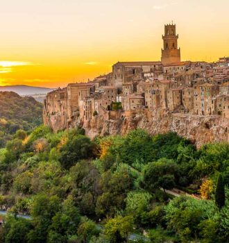 Pitigliano città d'arte al tramonto