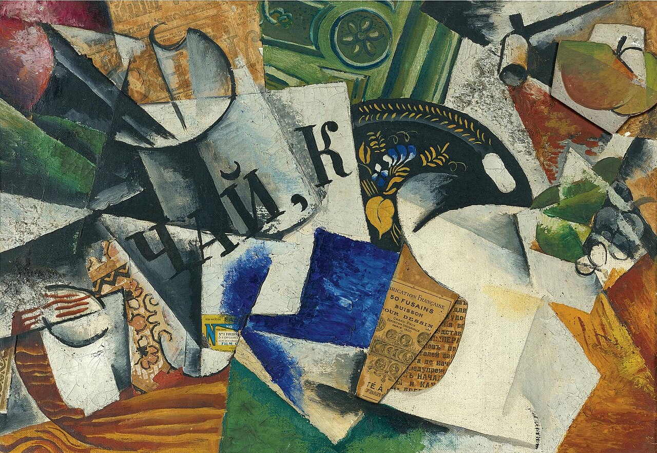 Natura morta con vassoio di Liubov Popova, collage cubofuturista con la scritta in cirillico e un vassoio decorato