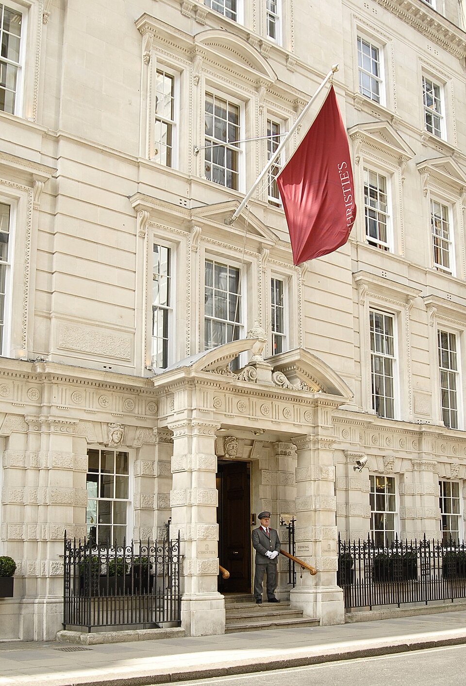 Facciata della sede di Christie's in King Street a Londra con la bandiera rossa sopra l'ingresso